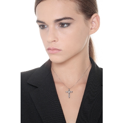 Collana con croce in oro bianco 18k con diamanti neri e bianchi