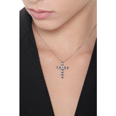 Collana con croce in oro bianco 18k con diamanti neri e bianchi