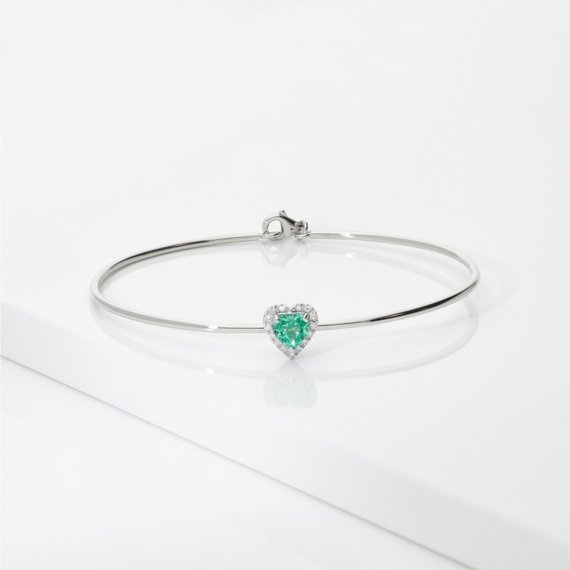 Thin bangle bracelet with diamonds and heart-shaped emerald in 18kt white gold