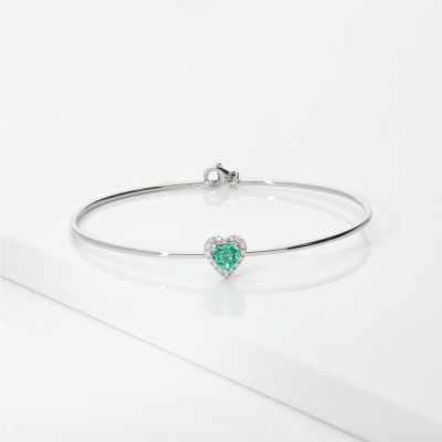Thin bangle bracelet with diamonds and heart-shaped emerald in 18kt white gold