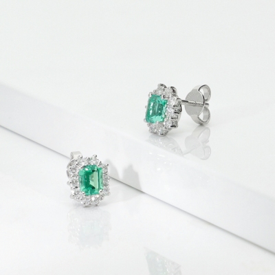 Diamond halo and emerald stud earrings in 18kt white gold
