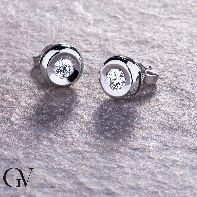 Orecchini punto luce cipollina in oro bianco 18k con diamanti, ct. 0,40