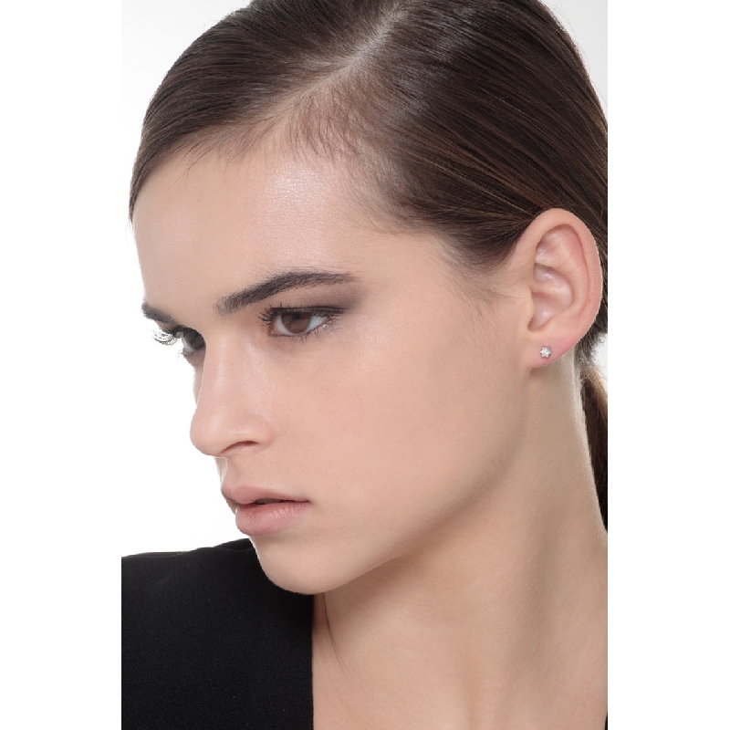 Orecchini in oro bianco 18k a 6 griffe con diamanti, ct. 0,16