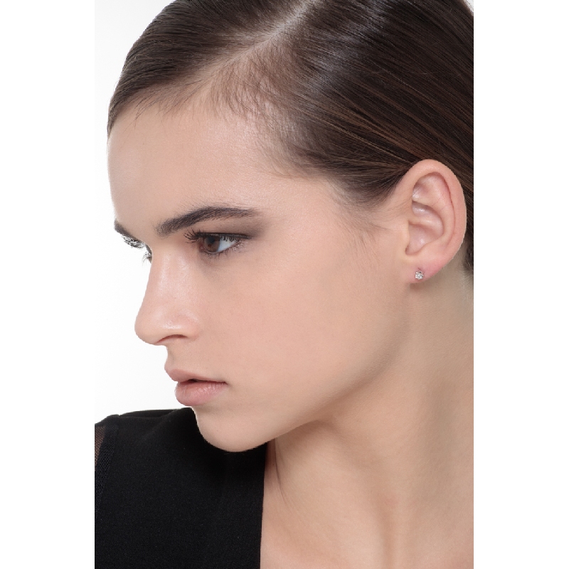 Orecchini in oro bianco 18k a 6 griffe con diamanti, ct. 0,20