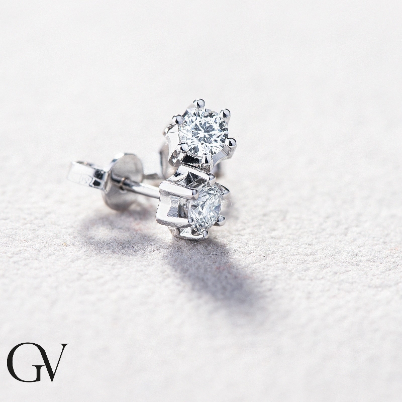 Orecchini in oro bianco 18k a 6 griffe con diamanti, ct. 0,50