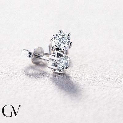 Orecchini in oro bianco 18k a 6 griffe con diamanti, ct. 0,50