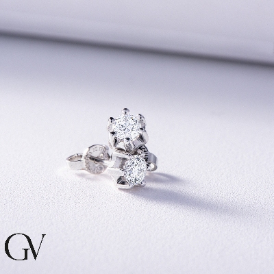 Orecchini in oro bianco 18k a 6 griffe con diamanti, ct. 0,60