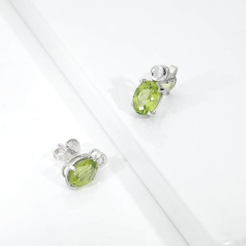 Orecchini oro bianco 18k con peridoto e diamante
