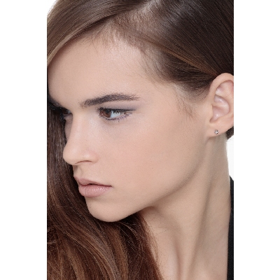 Orecchini a lobo in oro bianco 18k con diamanti