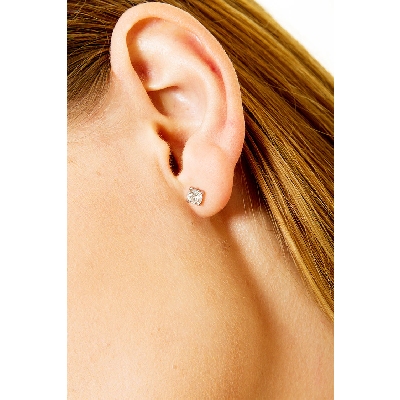 Orecchini in oro bianco 18k a 4 griffe e diamanti