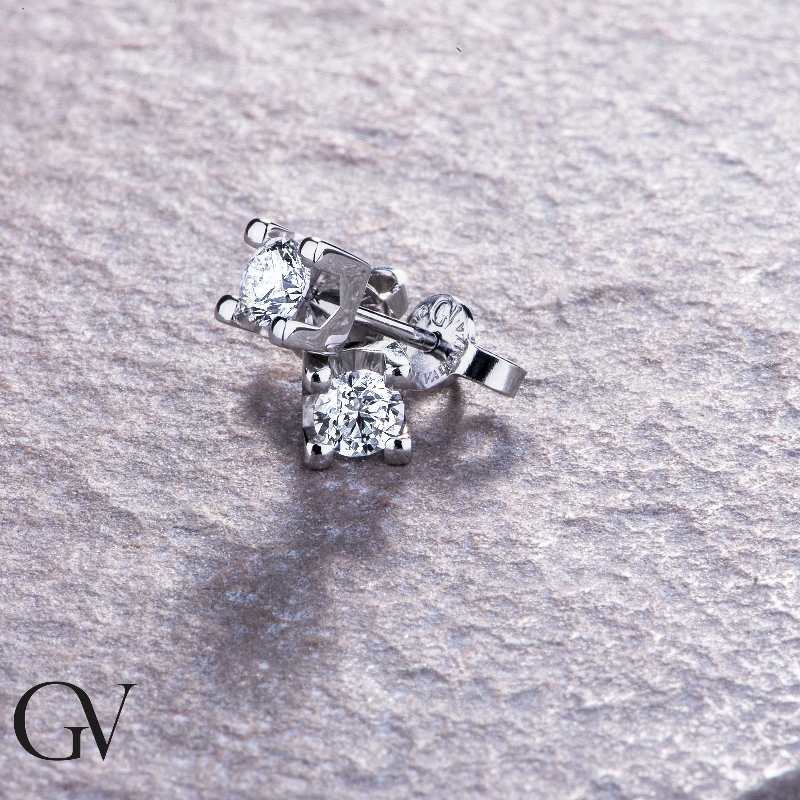 Orecchini in oro bianco 18k a castoni con diamanti, ct. 0,60