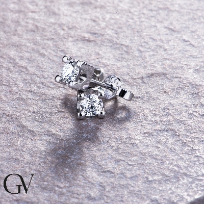 Orecchini in oro bianco 18k a castoni con diamanti, ct. 0,60
