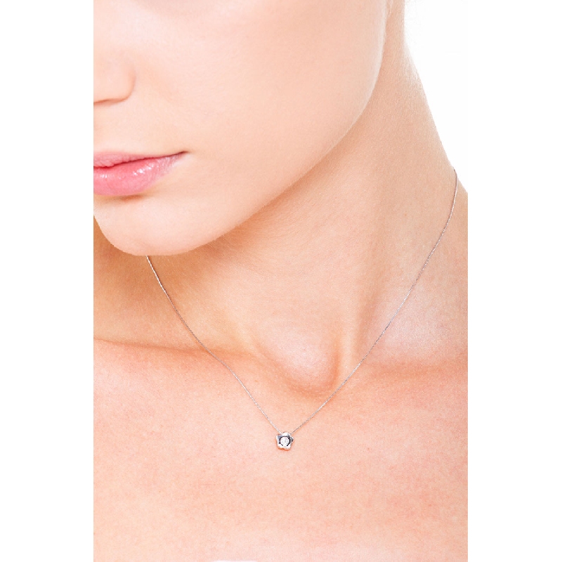 Collana con pendente a fiore in oro bianco 18k e diamante