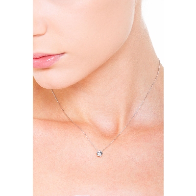 Collana con pendente a fiore in oro bianco 18k e diamante