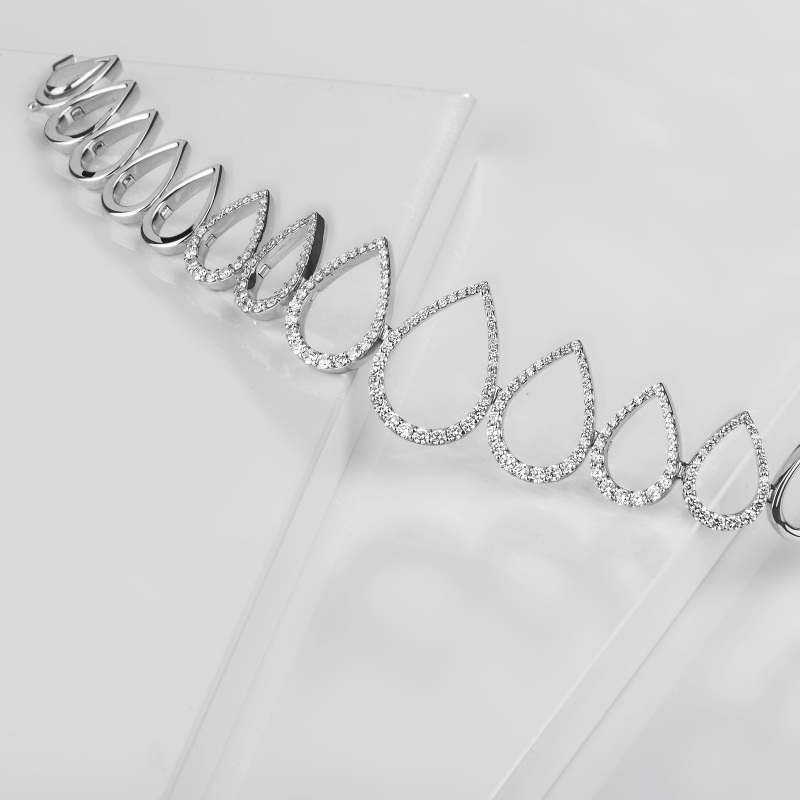 Bracciale fantasia goccia in oro bianco 18k con diamanti