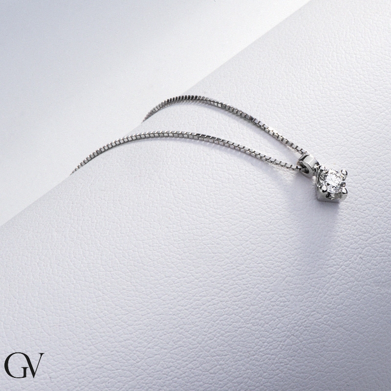 Collana punto luce in oro bianco 18k con diamante di 0.15 carati