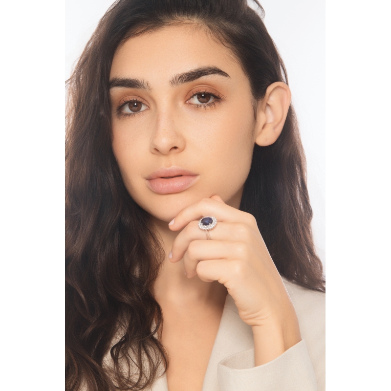 Anello oro bianco 18k con zaffiro blu e doppio contorno di diamanti