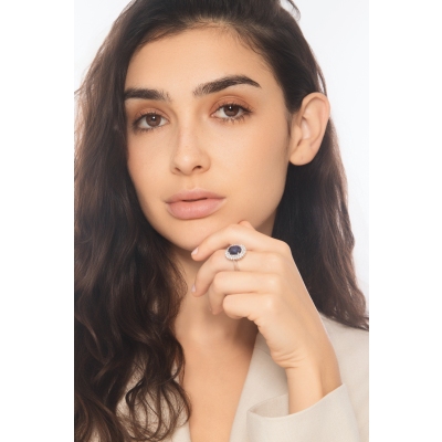 Anello oro bianco 18k con zaffiro blu e doppio contorno di diamanti