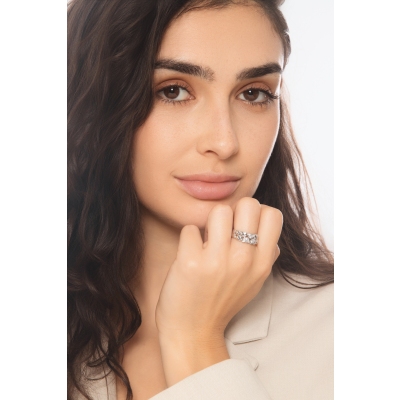 Anello fascia in oro bianco 18k con cuoricini in diamanti