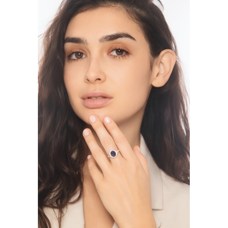 Anello chevalier in oro bianco 18k con zaffiro blu e diamanti