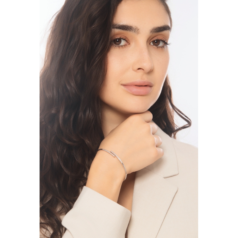 Bracciale contrarié semirigido in oro bianco 750 con diamanti