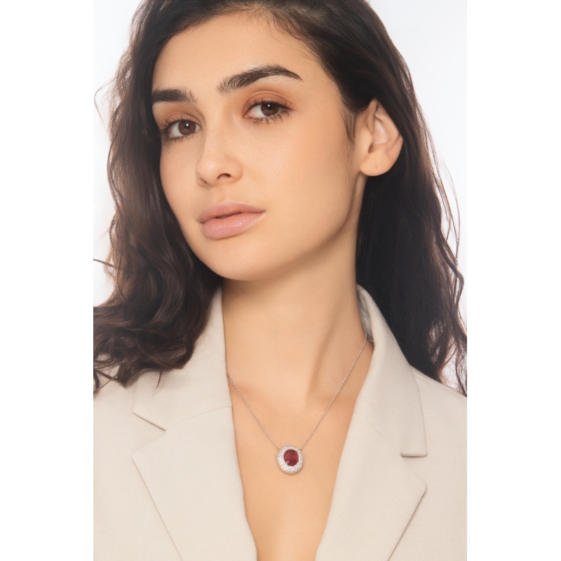 Girocollo con pavé di diamanti e rubino ovale in oro bianco 18k