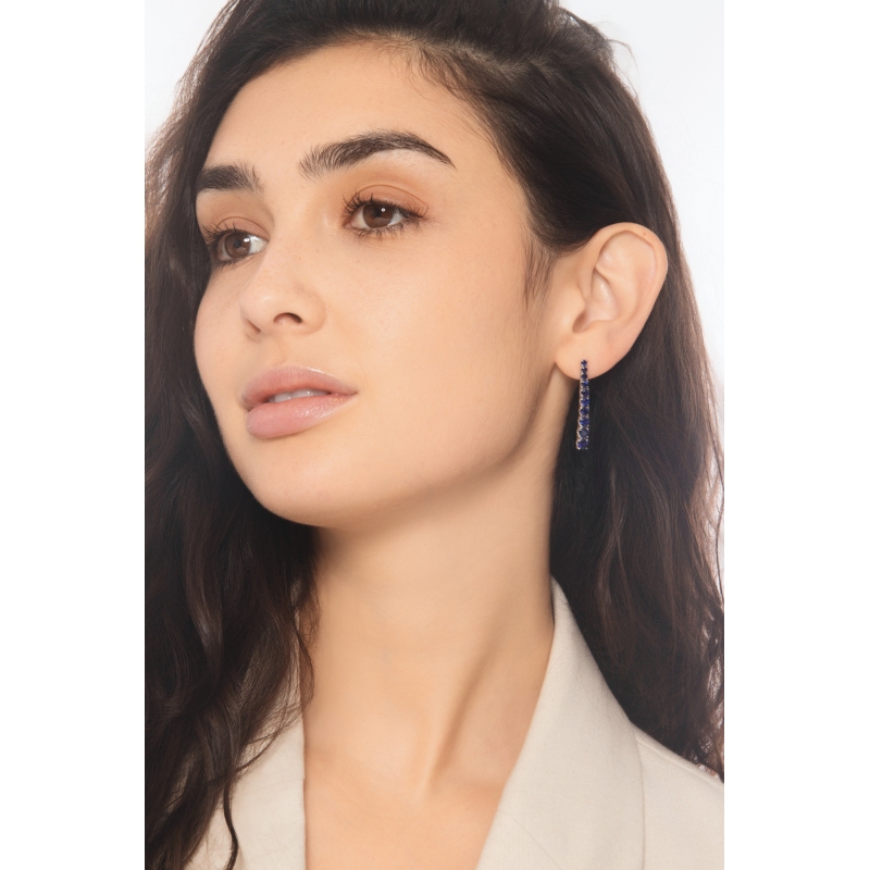 Orecchini tennis in oro bianco 18k con zaffiri blu a scalare