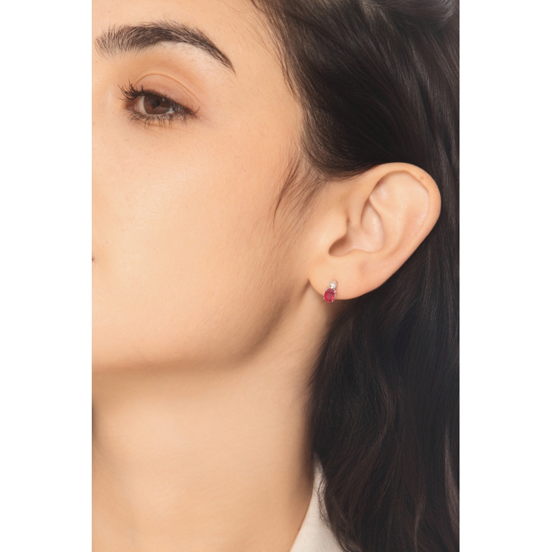 Orecchini in oro bianco 18k con rubini ovali e diamanti 