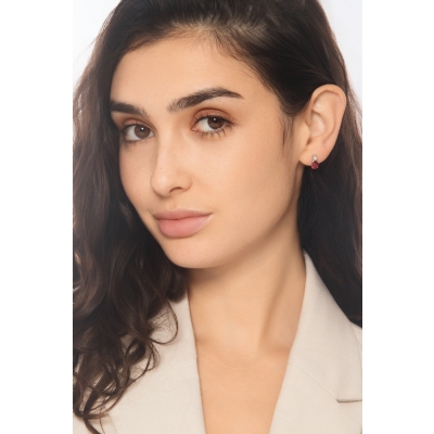 Orecchini a lobo con rubini e diamanti in oro bianco 750