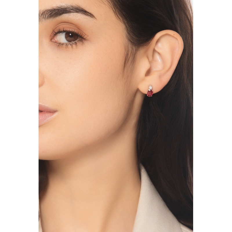 Orecchini a lobo con rubini e diamanti in oro bianco 750