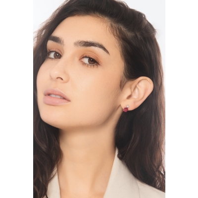 Orecchini a lobo con rubini e diamanti in oro bianco 750