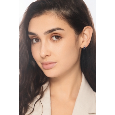 Orecchini in oro bianco 18k con diamanti e zaffiri blu ovali