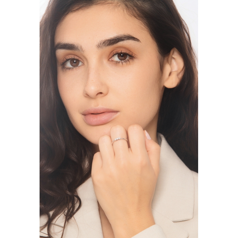 Anello trilogy in oro bianco 18k con tre diamanti 