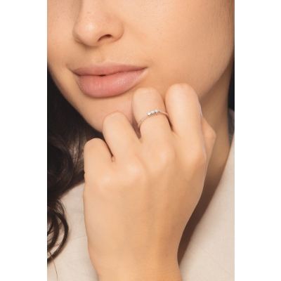 Anello trilogy in oro bianco 18k con tre diamanti 