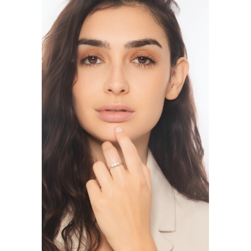 Anello trilogy con tre diamanti in oro bianco 18k