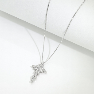 Collana croce con diamanti in oro bianco 18k