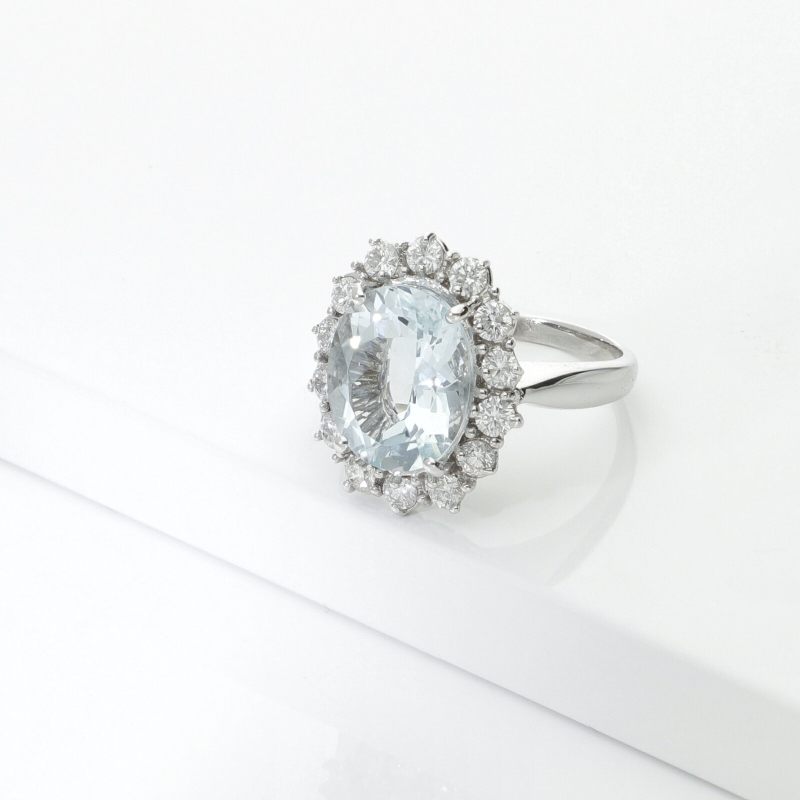 Anello acquamarina ovale e diamanti a contorno in oro bianco