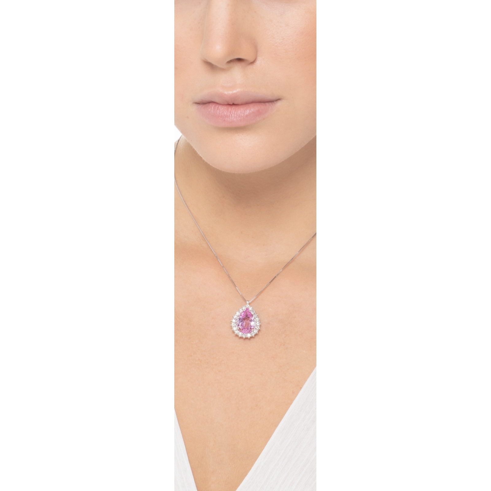 Girocollo Con Pendente A Forma Di Rosa In Oro Bianco Con Diamanti Bianchi Taglio Brillante