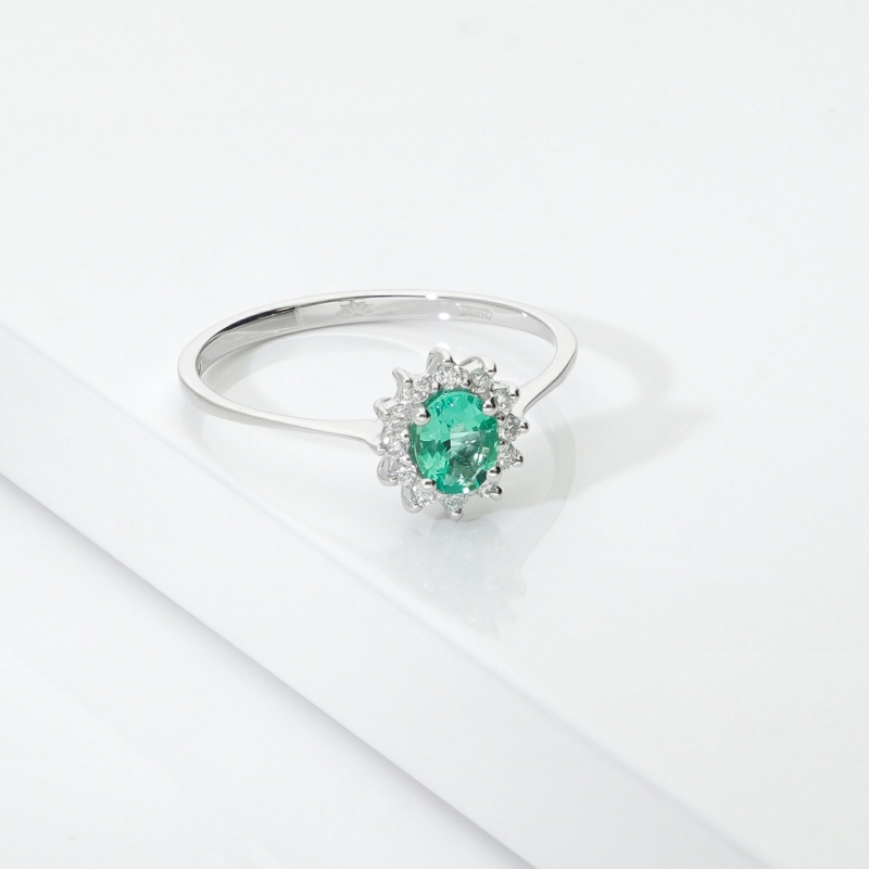 ANELLO CONTORNO CON 12BRILLANTI E SMERALDO OVALE MM5X4