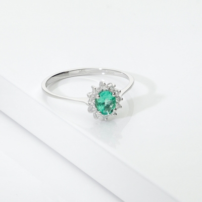 ANELLO CONTORNO CON 12BRILLANTI E SMERALDO OVALE MM5X4