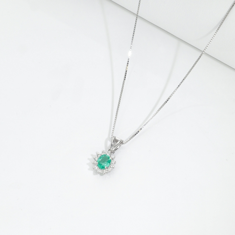 Collana contorno in oro bianco 18k con smeraldo ovale e diamanti 