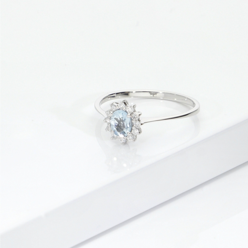 Anello acquamarina ovale in oro bianco con diamanti contorno