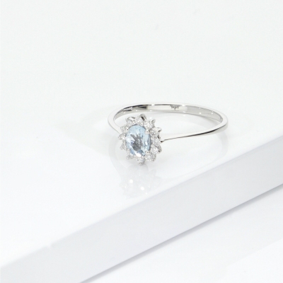 Anello acquamarina ovale in oro bianco con diamanti contorno