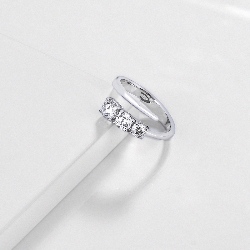 Anello trilogy in oro bianco 18k con gambo contrarié