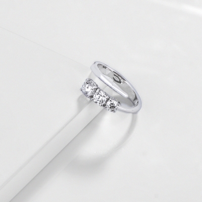 Anello trilogy in oro bianco 18k con gambo contrarié