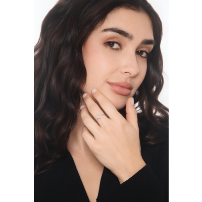 White gold 18k ring with diamonds flower and halo 8 diamonds 