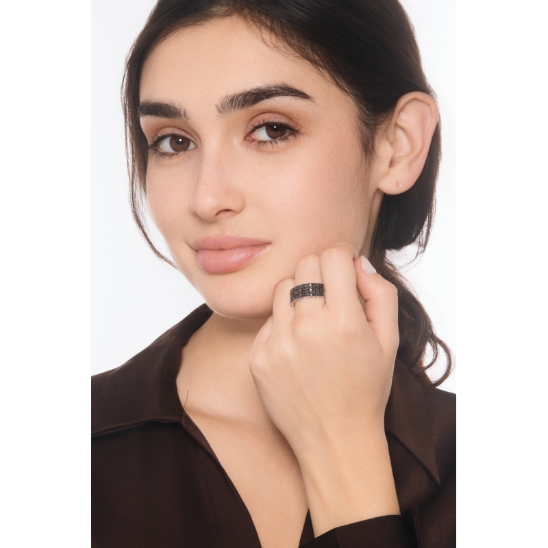 Anello fascia in oro bianco 18k con 3 file di diamanti neri e punte brunite, larghezza circa 8.5 mm