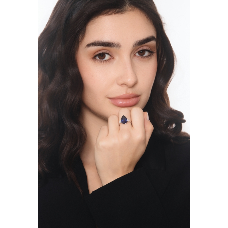 Ring in white gold 18k with central blue sapphire drop cut and three diamonds per side