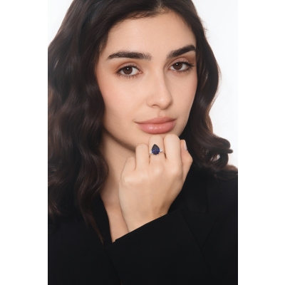 Ring in white gold 18k with central blue sapphire drop cut and three diamonds per side