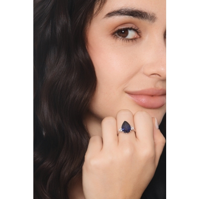 Ring in white gold 18k with central blue sapphire drop cut and three diamonds per side